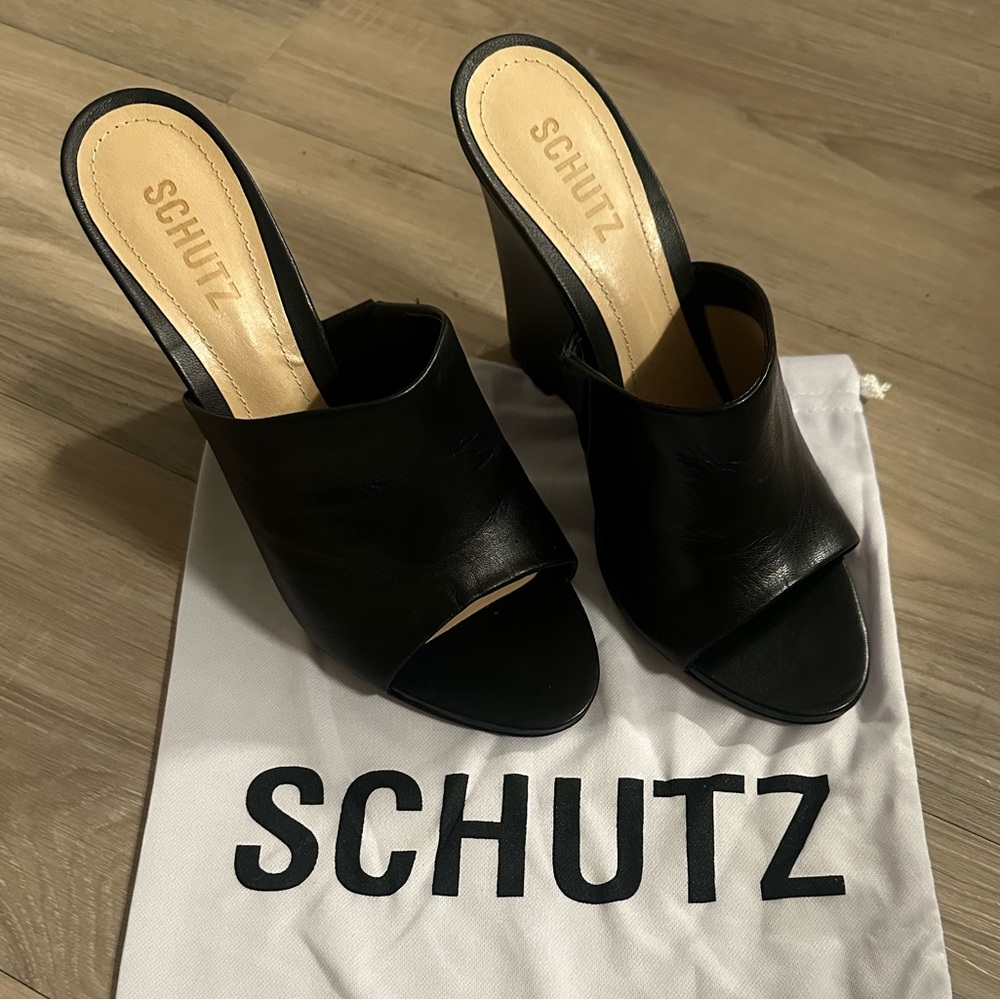 NEW SCHUTZ BLACK HEELS